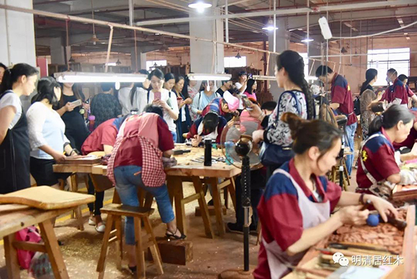 帶你走進明清居紅木雕刻現(xiàn)場，體驗手工雕刻之妙境！