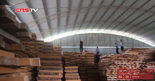 云南10萬(wàn)噸走私花梨、紫檀、紅酸枝等木材被查,價(jià)值高達(dá)數(shù)億元 云南10萬(wàn)噸走私花梨、紫檀、紅酸枝等木材被查,價(jià)值高達(dá)數(shù)億元