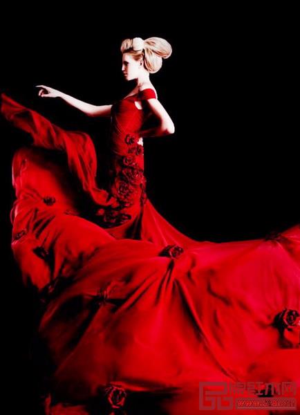 拉丁語、西班牙語的紅色,既表示紅顏色,也表示彩色。色彩詞匯和人類常識中,紅色最能概括彩色的豐富和美麗。 拉丁語、西班牙語的紅色,既表示紅顏色,也表示彩色。色彩詞匯和人類常識中,紅色最能概括彩色的豐富和美麗。