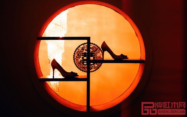 ·浪漫的紅色被用于表達愛情。 ·浪漫的紅色被用于表達愛情。