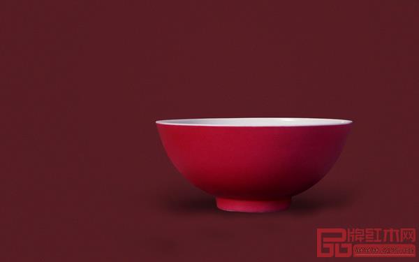 胭脂紅 嬌嫩羞澀 源自荷蘭人發(fā)明、雍正鐘情的胭脂釉,因燒制難度大,每件成色獨一無二,故可呈現為粉紅、胭脂紅、胭脂水、胭脂紫等。初稱“西洋紅”,后由于頗似婦女使用的胭脂色故名“胭脂釉”。 適合:嬌嫩羞澀,朱顏微醉的感覺 胭脂紅 嬌嫩羞澀 源自荷蘭人發(fā)明、雍正鐘情的胭脂釉,因燒制難度大,每件成色獨一無二,故可呈現為粉紅、胭脂紅、胭脂水、胭脂紫等。初稱“西洋紅”,后由于頗似婦女使用的胭脂色故名“胭脂釉”。 適合:嬌嫩羞澀,朱顏微醉的感覺