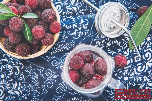 楊梅紅 清新甜美 取自夏季水果楊梅,一種或深或淺的紅色調,接近正紅,卻不那么熱烈飽滿,接近絳紅,但不那么深沉壓抑,有著自然氣息。 適合:當季正好、酸中帶甜的感覺 楊梅紅 清新甜美 取自夏季水果楊梅,一種或深或淺的紅色調,接近正紅,卻不那么熱烈飽滿,接近絳紅,但不那么深沉壓抑,有著自然氣息。 適合:當季正好、酸中帶甜的感覺