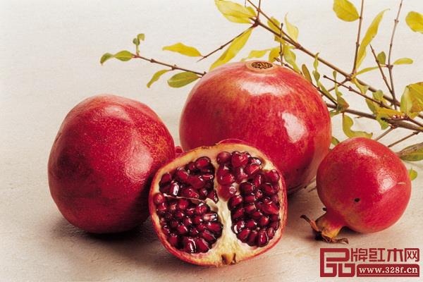 石榴紅 鮮亮動人 取自珍奇漿果石榴,其色明度高,讓人聯想到飽滿晶瑩的果肉,鮮透的紅色如果汁噴涌而出。 適合:動感活力、熱情高調的感覺 石榴紅 鮮亮動人 取自珍奇漿果石榴,其色明度高,讓人聯想到飽滿晶瑩的果肉,鮮透的紅色如果汁噴涌而出。 適合:動感活力、熱情高調的感覺