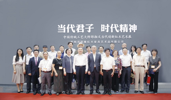 出席首發(fā)儀式的重量級(jí)嘉賓在泰和園當(dāng)代君子展區(qū)前合影 出席首發(fā)儀式的重量級(jí)嘉賓在泰和園當(dāng)代君子展區(qū)前合影