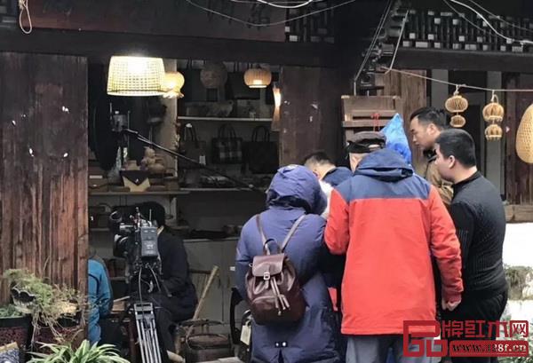 CCTV-1《記住鄉(xiāng)愁》節(jié)目組在東陽(yáng)盧宅拍攝 CCTV-1《記住鄉(xiāng)愁》節(jié)目組在東陽(yáng)盧宅拍攝