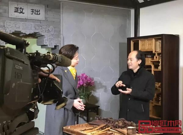 中國(guó)木雕藝術(shù)大師、大清翰林創(chuàng)始人吳騰飛(右)參與CCTV-1《記住鄉(xiāng)愁》節(jié)目錄制 中國(guó)木雕藝術(shù)大師、大清翰林創(chuàng)始人吳騰飛(右)參與CCTV-1《記住鄉(xiāng)愁》節(jié)目錄制