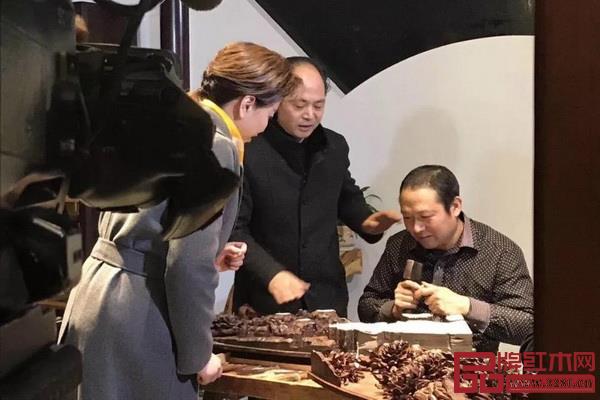 中國(guó)木雕藝術(shù)大師、大清翰林創(chuàng)始人吳騰飛(右二)在CCTV-1《記住鄉(xiāng)愁》節(jié)目中介紹東陽(yáng)木雕 中國(guó)木雕藝術(shù)大師、大清翰林創(chuàng)始人吳騰飛(右二)在CCTV-1《記住鄉(xiāng)愁》節(jié)目中介紹東陽(yáng)木雕