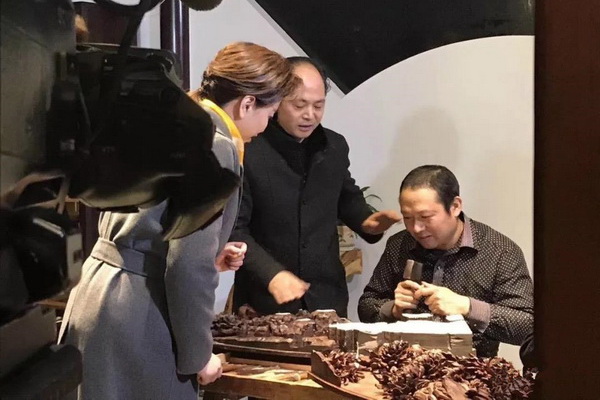 CCTV-1《記住鄉(xiāng)愁》走進盧宅，吳騰飛領(lǐng)大眾品味東陽木雕