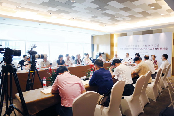 《傳承與創(chuàng)新——中國(guó)當(dāng)代紅木家具藝術(shù)發(fā)展研討會(huì)》現(xiàn)場(chǎng) 《傳承與創(chuàng)新——中國(guó)當(dāng)代紅木家具藝術(shù)發(fā)展研討會(huì)》現(xiàn)場(chǎng)