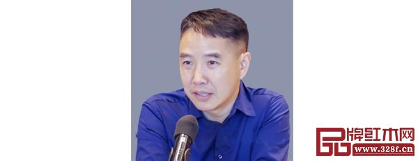 中國(guó)家具協(xié)會(huì)傳統(tǒng)家具專業(yè)委員會(huì)主席團(tuán)主席鄧雪松 中國(guó)家具協(xié)會(huì)傳統(tǒng)家具專業(yè)委員會(huì)主席團(tuán)主席鄧雪松