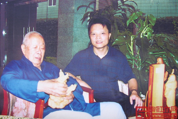 著名文物鑒賞家、收藏家王世襄老人(左)收藏林慶財(cái)大師(右)的作品并與之親切交流 著名文物鑒賞家、收藏家王世襄老人(左)收藏林慶財(cái)大師(右)的作品并與之親切交流