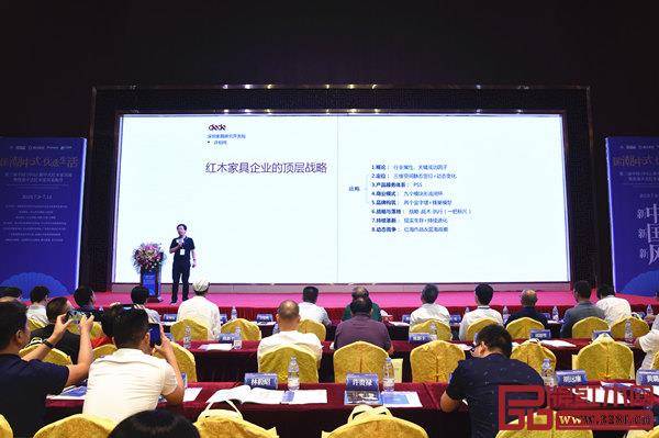 深圳家具研究開發(fā)院院長、南京林業(yè)大學(xué)博士生導(dǎo)師許柏鳴在《紅木家具企業(yè)的頂層戰(zhàn)略》主題分享時表示,通過紅海作戰(zhàn)加藍(lán)海戰(zhàn)略,讓紅木家具企業(yè)在市場競爭中贏得未來 深圳家具研究開發(fā)院院長、南京林業(yè)大學(xué)博士生導(dǎo)師許柏鳴在《紅木家具企業(yè)的頂層戰(zhàn)略》主題分享時表示,通過紅海作戰(zhàn)加藍(lán)海戰(zhàn)略,讓紅木家具企業(yè)在市場競爭中贏得未來
