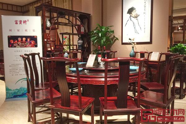 富寶軒紅木圓臺餐桌，凝聚起家的溫情力量