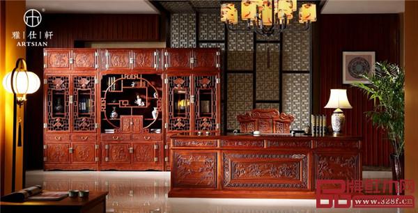 雅仕軒紅木此款博古架雕刻精細(xì)，鏤空處打磨光滑，頗具王霸之氣