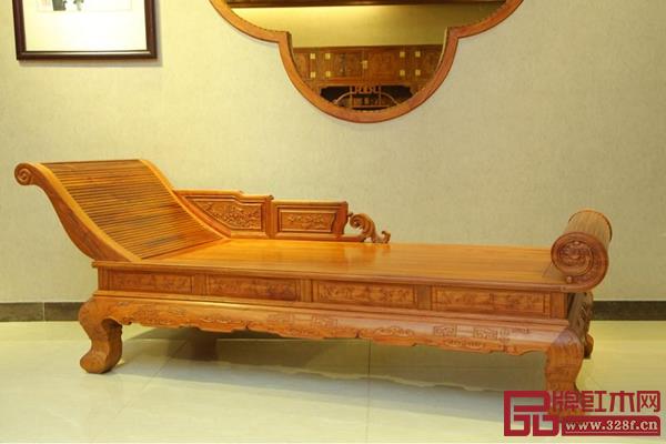 雅仕軒紅木：此款貴妃榻雕刻少而精，頭尾均用卷書造型，單邊扶手設(shè)計(jì)獨(dú)特，美觀實(shí)用