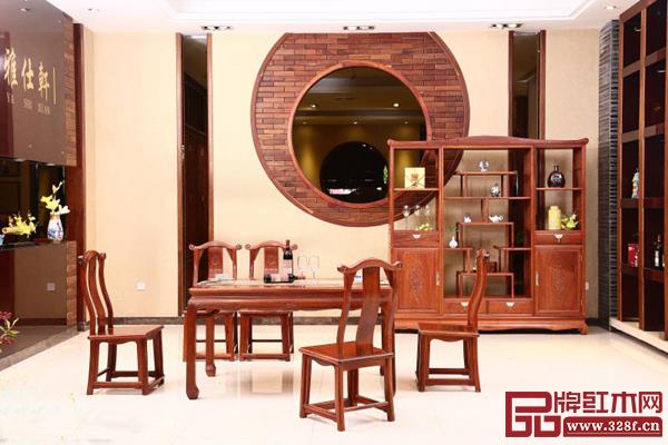 雅仕軒紅木：此款博古架較為小巧，少有雕花，具有文人氣息，適合小戶型購買