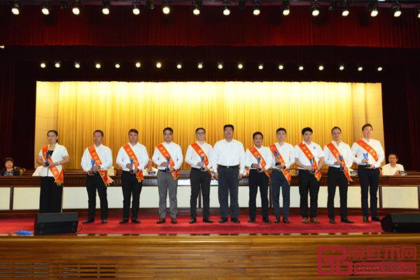 紅古軒副總經(jīng)理李春江(左五)榮獲“優(yōu)秀菁英人物” 紅古軒副總經(jīng)理李春江(左五)榮獲“優(yōu)秀菁英人物”