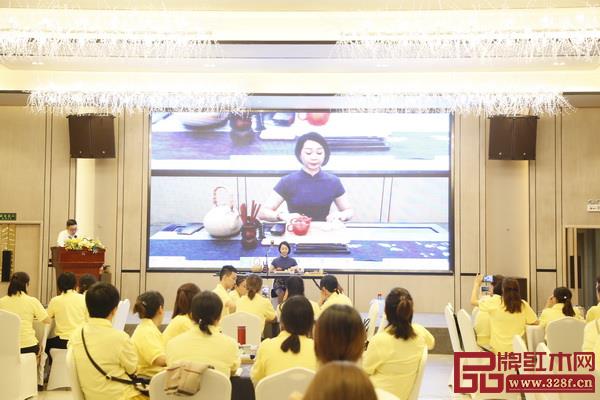 學(xué)員們還一起跟著茶藝師和香道師學(xué)習(xí)茶藝和香道