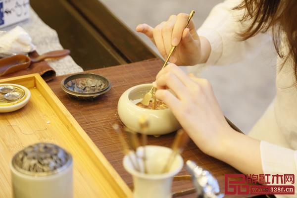 學(xué)員們還一起跟著茶藝師和香道師學(xué)習(xí)茶藝和香道