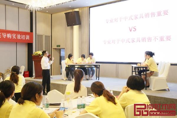 正反雙方學(xué)員以“專業(yè)對于家具銷售的重要性”為主題展開頭腦風暴