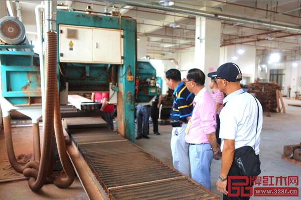 澳門茂名同鄉(xiāng)會(huì)考察交流團(tuán)在南枝紅生產(chǎn)車間進(jìn)行參觀，感受古典家具生產(chǎn)制造的現(xiàn)代化