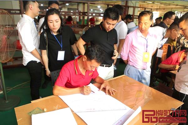 澳門茂名同鄉(xiāng)會(huì)考察交流團(tuán)一行人在領(lǐng)略南枝紅匠人的咫尺匠心技藝