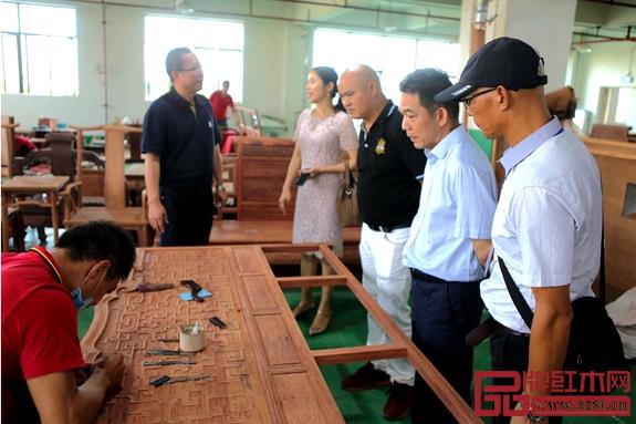 澳門茂名同鄉(xiāng)會(huì)考察交流團(tuán)在欣賞南枝紅匠人的精湛刀工