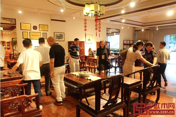 澳門茂名同鄉(xiāng)會(huì)考察交流團(tuán)來到南枝紅的明清紅木家具臻品館，領(lǐng)略中國傳統(tǒng)家具之美  未來，在粵港澳大灣