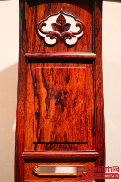 奧氏黃檀紋理（背靠板）生動多變，流露出木的靈性