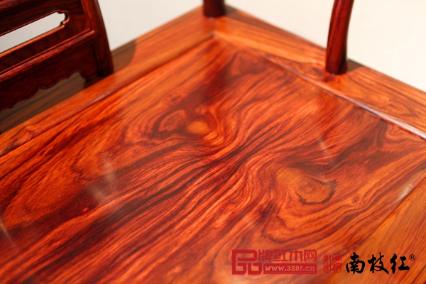 奧氏黃檀紋理（座面）如山巒、如流水般連綿悠揚