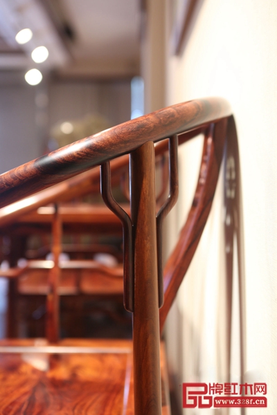 S型靠背板貼合人體背部曲線，舒適實用