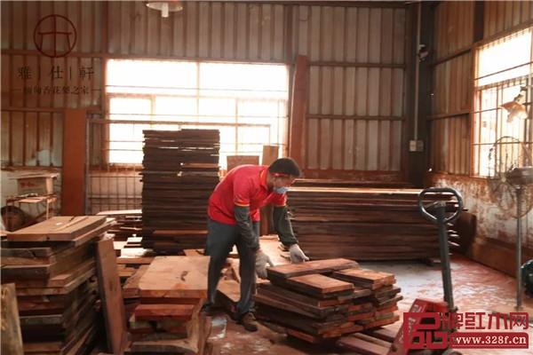 雅仕軒紅木人在挑選原材料