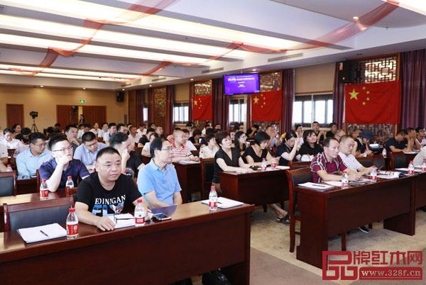 上百位東陽紅木產(chǎn)業(yè)的企業(yè)老板、營銷精英積極參加了分享會 上百位東陽紅木產(chǎn)業(yè)的企業(yè)老板、營銷精英積極參加了分享會