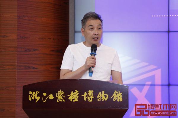 浙江省紅木產(chǎn)業(yè)協(xié)會會長李曉東在講話中表示,紅木從業(yè)者要主動去研究和學(xué)習(xí)互聯(lián)網(wǎng)經(jīng)濟,借助互聯(lián)網(wǎng)實現(xiàn)品牌突圍 浙江省紅木產(chǎn)業(yè)協(xié)會會長李曉東在講話中表示,紅木從業(yè)者要主動去研究和學(xué)習(xí)互聯(lián)網(wǎng)經(jīng)濟,借助互聯(lián)網(wǎng)實現(xiàn)品牌突圍