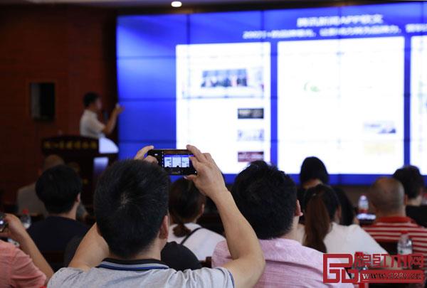 參會人員認真聆聽,并用手機記錄分享要點 參會人員認真聆聽,并用手機記錄分享要點