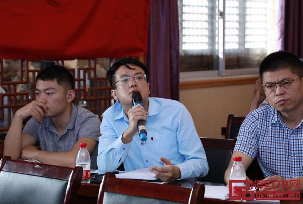 分享會現(xiàn)場,林偉華會長與參會人員就紅木家具品牌營銷的相關(guān)問題進行討論交流 分享會現(xiàn)場,林偉華會長與參會人員就紅木家具品牌營銷的相關(guān)問題進行討論交流