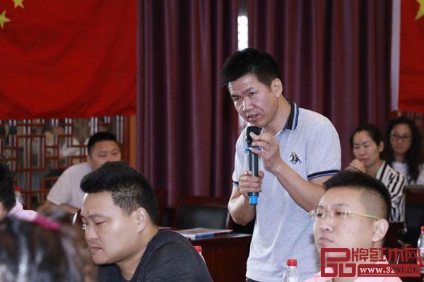 分享會現(xiàn)場,林偉華會長與參會人員就紅木家具品牌營銷的相關(guān)問題進行討論交流 分享會現(xiàn)場,林偉華會長與參會人員就紅木家具品牌營銷的相關(guān)問題進行討論交流