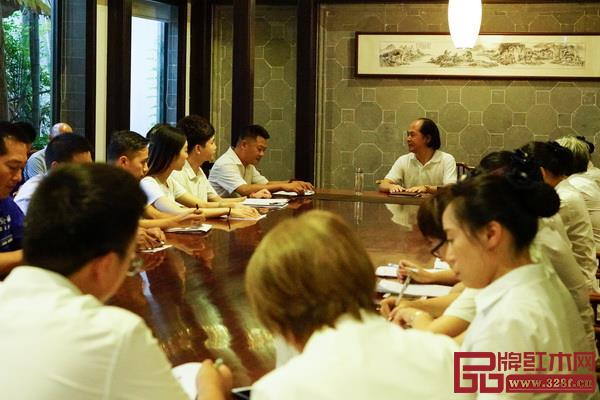 中國木雕藝術(shù)大師、大清翰林董事長吳騰飛(中)與員工們一起探討、分享“八德”文化 中國木雕藝術(shù)大師、大清翰林董事長吳騰飛(中)與員工們一起探討、分享“八德”文化
