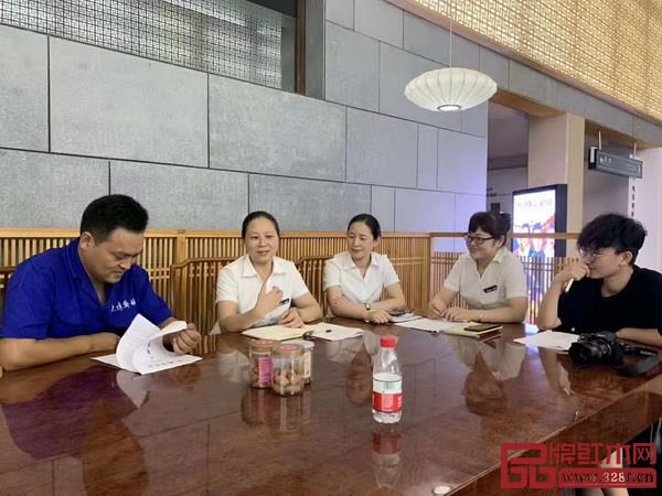 員工們分組交流學(xué)習(xí)心得 員工們分組交流學(xué)習(xí)心得