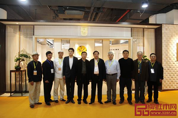 劉志杰與全國工商聯(lián)第十一屆執(zhí)委、全聯(lián)民間文物藝術品商會創(chuàng)會會長宋建文（左五）、全聯(lián)藝術紅木家具專業(yè)委員會專家顧問、教育部教學改革示范專業(yè)“家具設計與制造”專業(yè)帶頭人彭亮（左三）等全聯(lián)藝術紅木家具專委會專家顧問團專家，在“憶古軒·世珀”展廳前合影留念