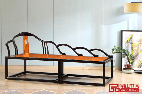 由劉定杰研發(fā)與監(jiān)制的《境觀宋式貴妃榻》汲取了宋代家具精髓，色彩渾穆、線條瘦勁，木紋流暢瑰麗，格調素雅