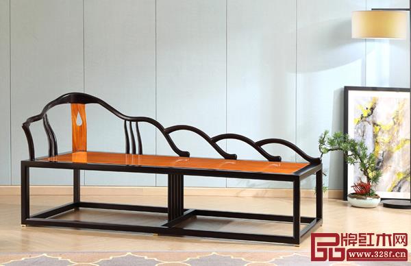 中國傳統(tǒng)工藝大師、中山市憶古軒董事長劉定杰設計監(jiān)制的《境觀宋式貴妃榻》獲得“云工獎”金獎 中國傳統(tǒng)工藝大師、中山市憶古軒董事長劉定杰設計監(jiān)制的《境觀宋式貴妃榻》獲得“云工獎”金獎