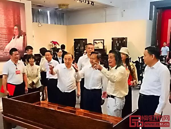 國(guó)輕工業(yè)聯(lián)合會(huì)會(huì)長(zhǎng)張崇和(右三)，國(guó)務(wù)院參事室特邀研究員、國(guó)家人社部原常務(wù)副部長(zhǎng)楊志明（左四），中國(guó)家具協(xié)會(huì)理事長(zhǎng)徐祥楠（右一）等一行，在伍炳亮（右二）陪同下參觀“伍炳亮傳統(tǒng)家具藝術(shù)珍品展”