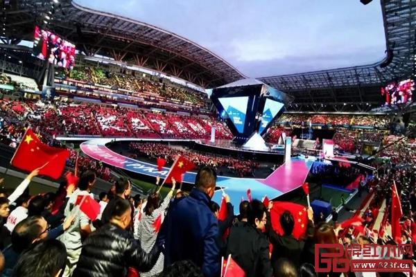第45屆世界技能大賽閉幕式現(xiàn)場，中國觀眾激動揮舞著國旗