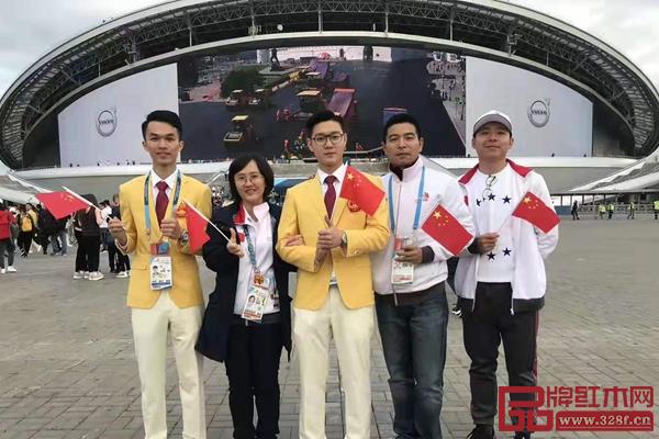 翟梓曦(右三）與導師、隊友在比賽現(xiàn)場合影留念