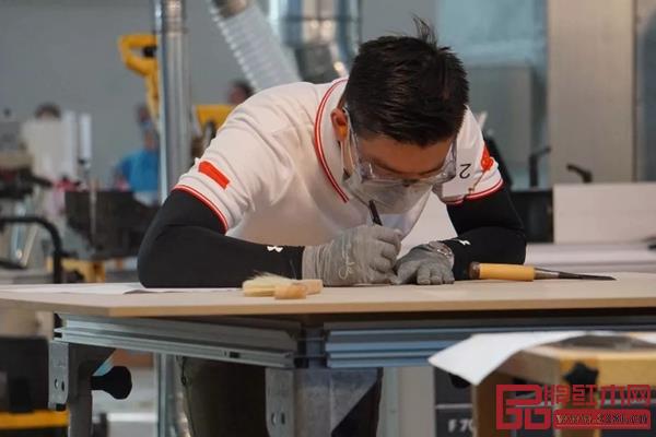 翟梓曦在比賽現(xiàn)場專心致志，不受干擾