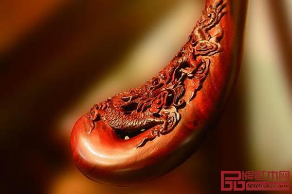 漫長(zhǎng)的歲月和風(fēng)霜在紅木上留下的痕跡，充實(shí)著木的生命質(zhì)感