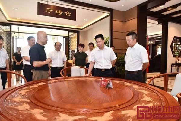 東陽市委書記傅顯明(右二)在明堂紅木考察 東陽市委書記傅顯明(右二)在明堂紅木考察