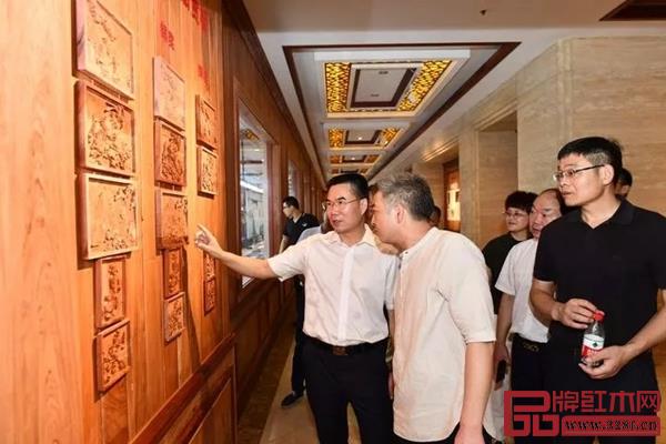 東陽市委書記傅顯明(左一)在旭東紅木考察 東陽市委書記傅顯明(左一)在旭東紅木考察