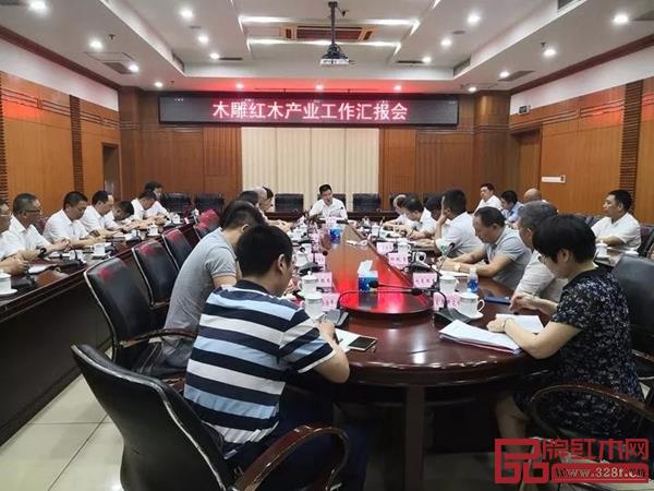東陽木雕紅木產(chǎn)業(yè)工作匯報(bào)會現(xiàn)場 東陽木雕紅木產(chǎn)業(yè)工作匯報(bào)會現(xiàn)場